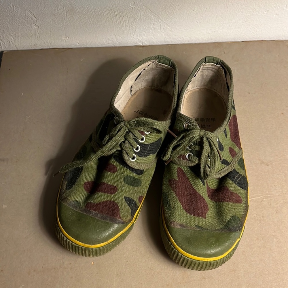 Camo sneakers Size 8